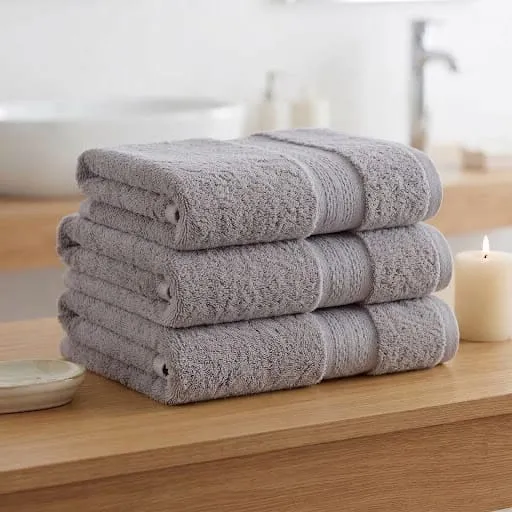8002 Bath Towel 70cm x 130cm - Image 1